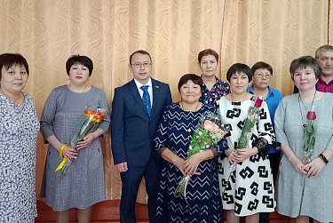 В школы – с наградами и подарками